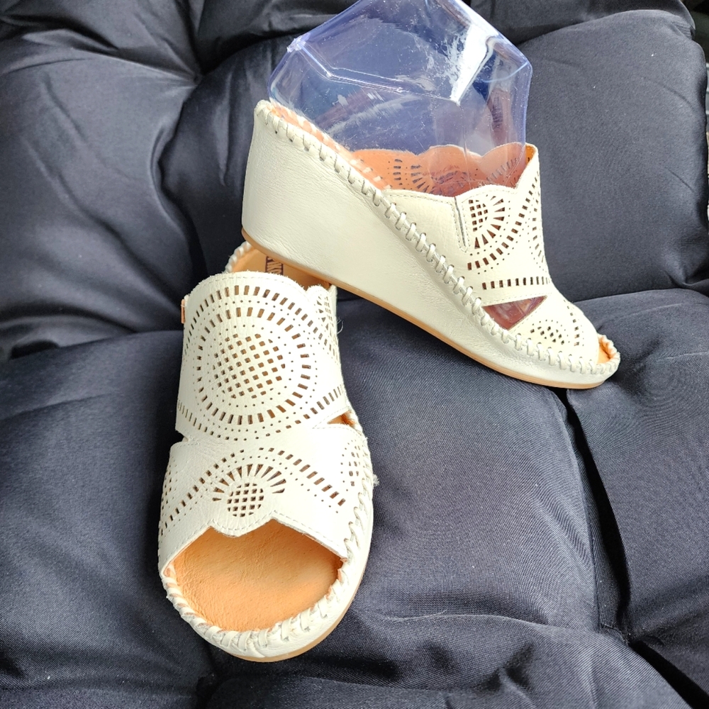 NWOT  100% CREAM COLORED LEATHER SANDALS "MARGARITA" BY PIKOLINOS -  SIZE 7